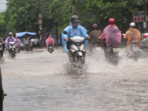 Cuối tuần mưa khắp ba miền